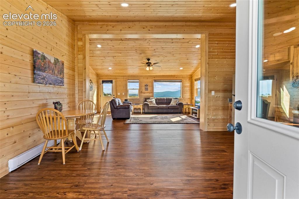 Image 16 of 50: Dining Area