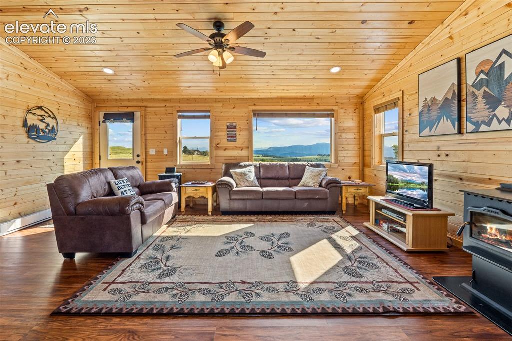 Image 17 of 50: Living Room