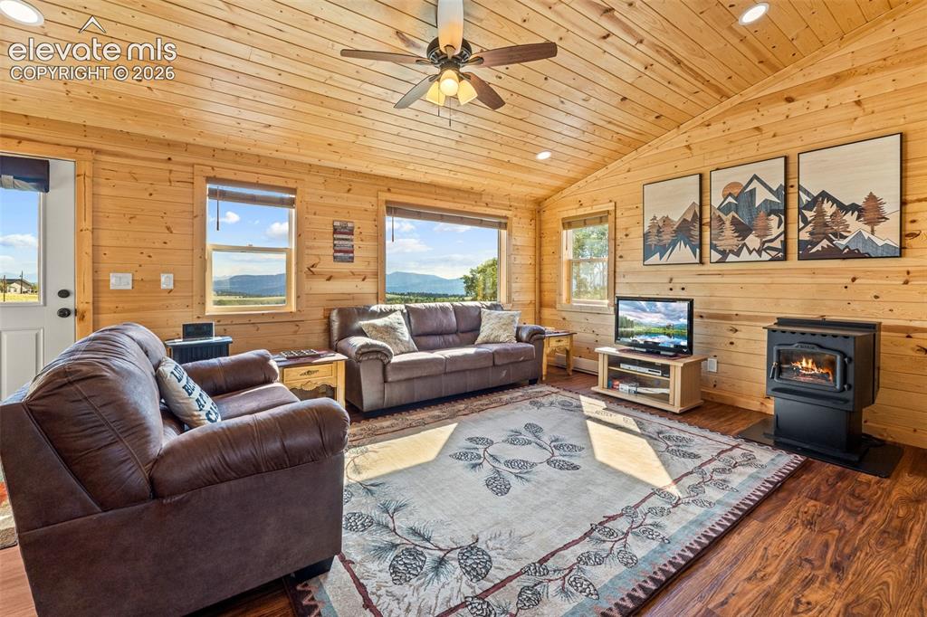 Image 18 of 50: Living Room
