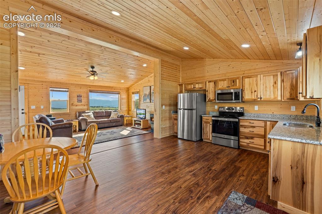 Image 19 of 50: Kitchen