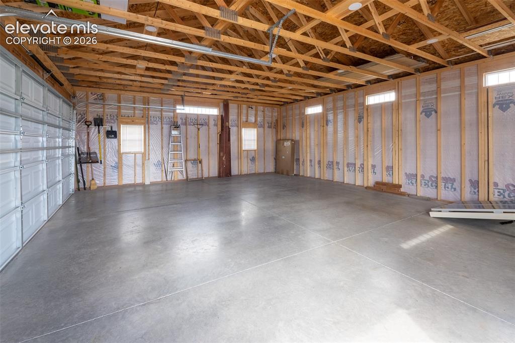 Image 9 of 50: Garage