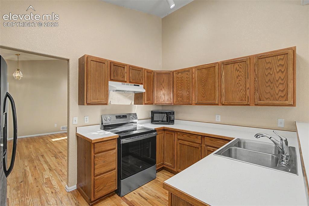 Image 13 of 44: Kitchen