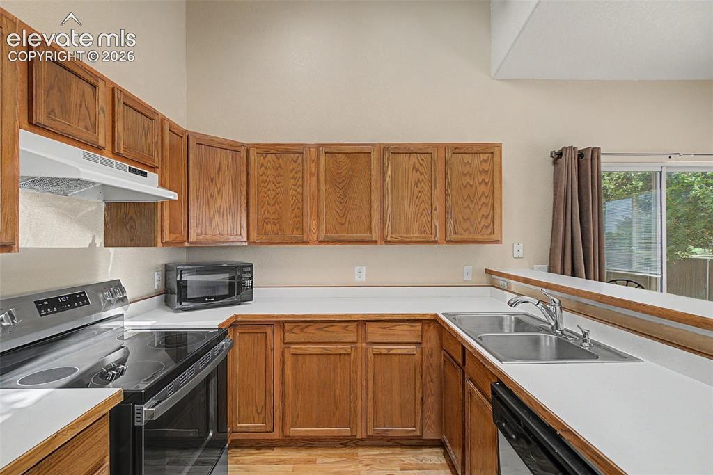 Image 14 of 44: Kitchen