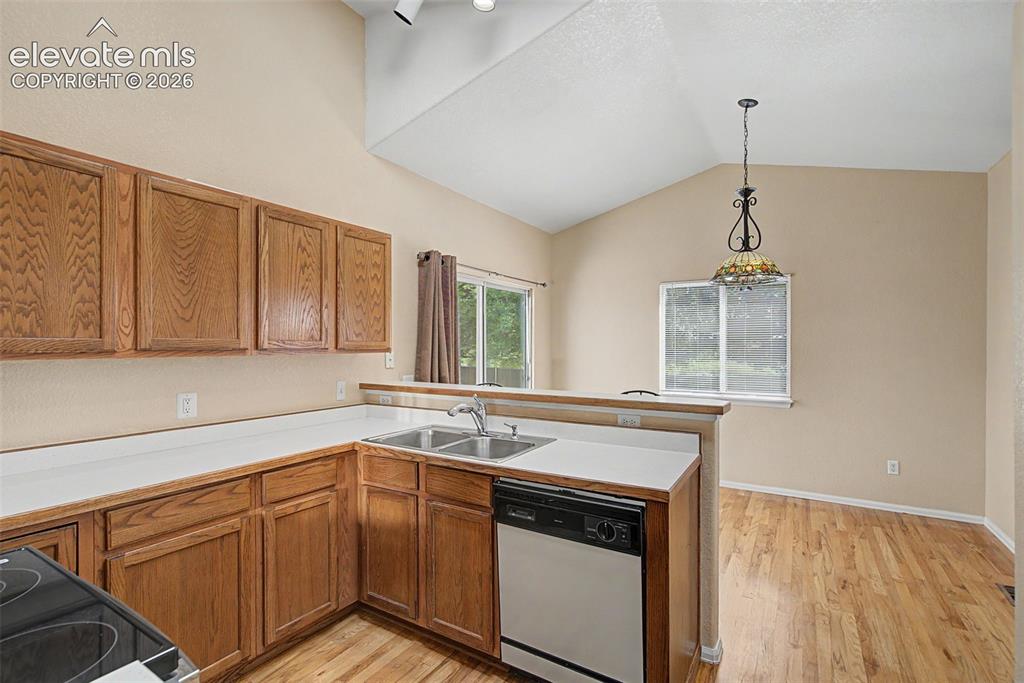 Image 15 of 44: Kitchen