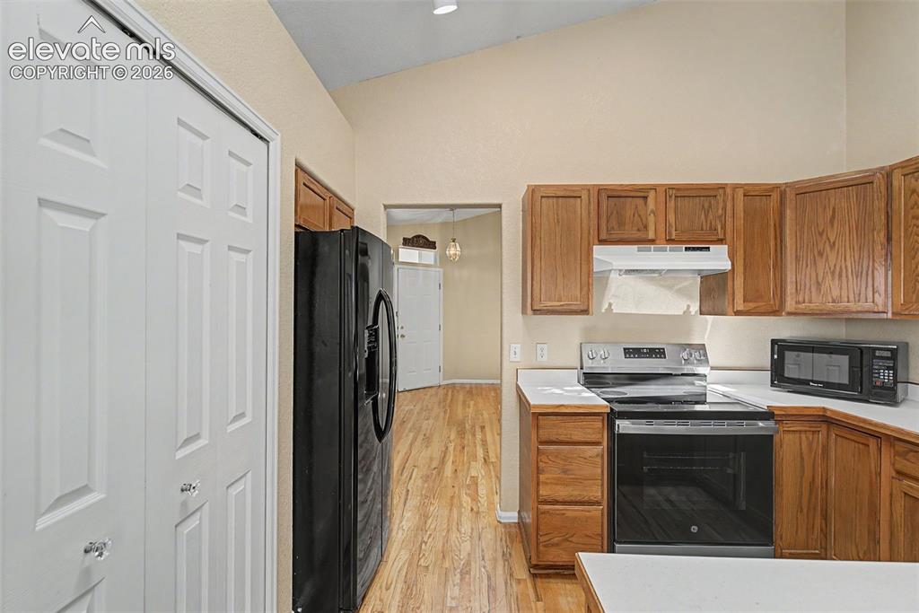 Image 19 of 44: Kitchen