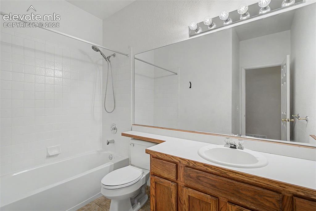 Image 34 of 44: Bathroom