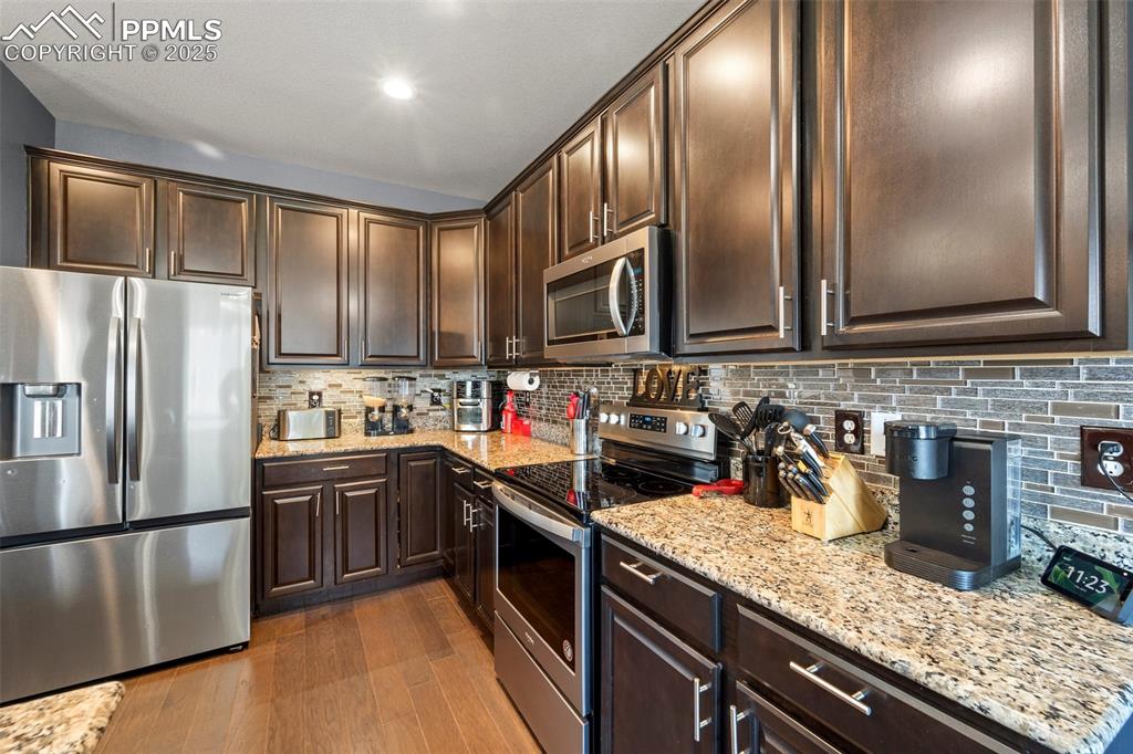Image 11 of 30: Kitchen