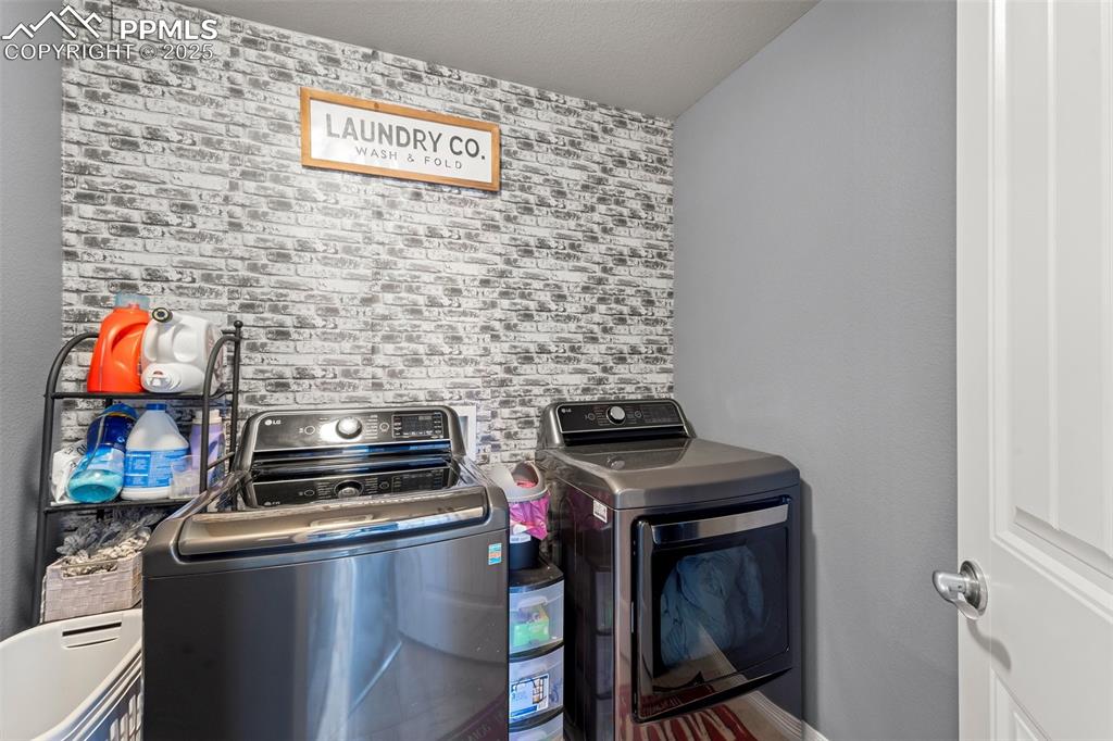 Image 15 of 30: Laundry