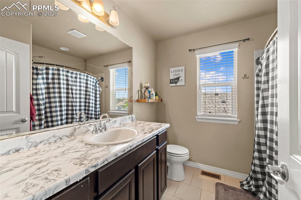 Image 18 of 30: Bathroom