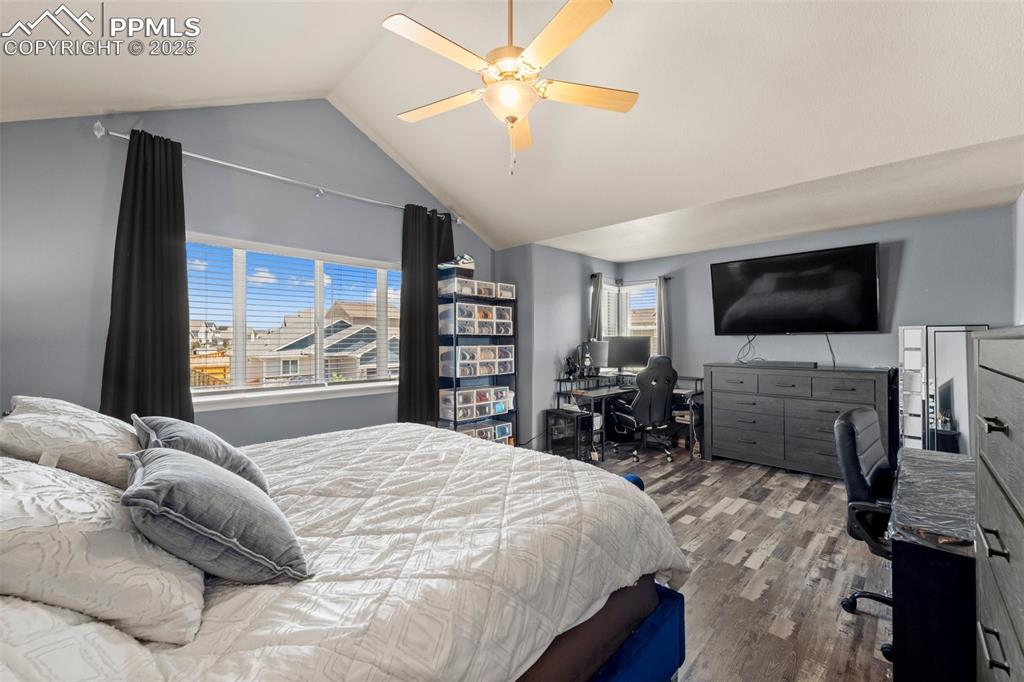 Image 19 of 30: Bedroom