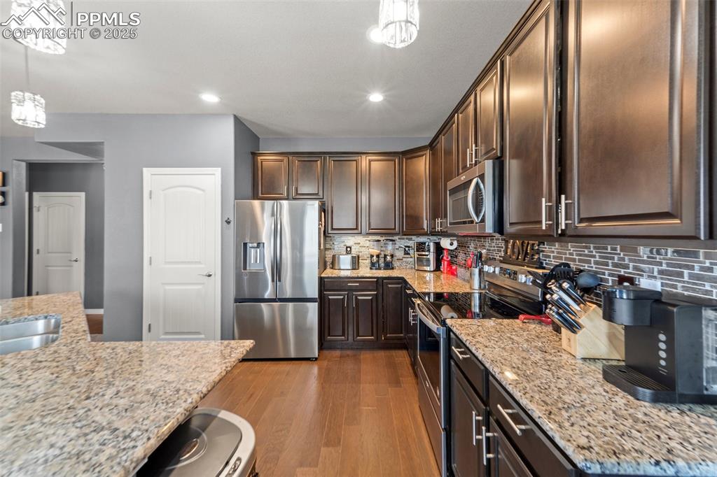 Image 7 of 30: Kitchen