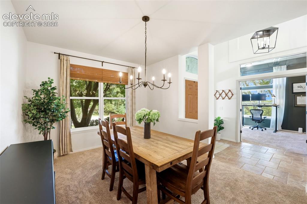 Image 9 of 50: Light and bright dining area