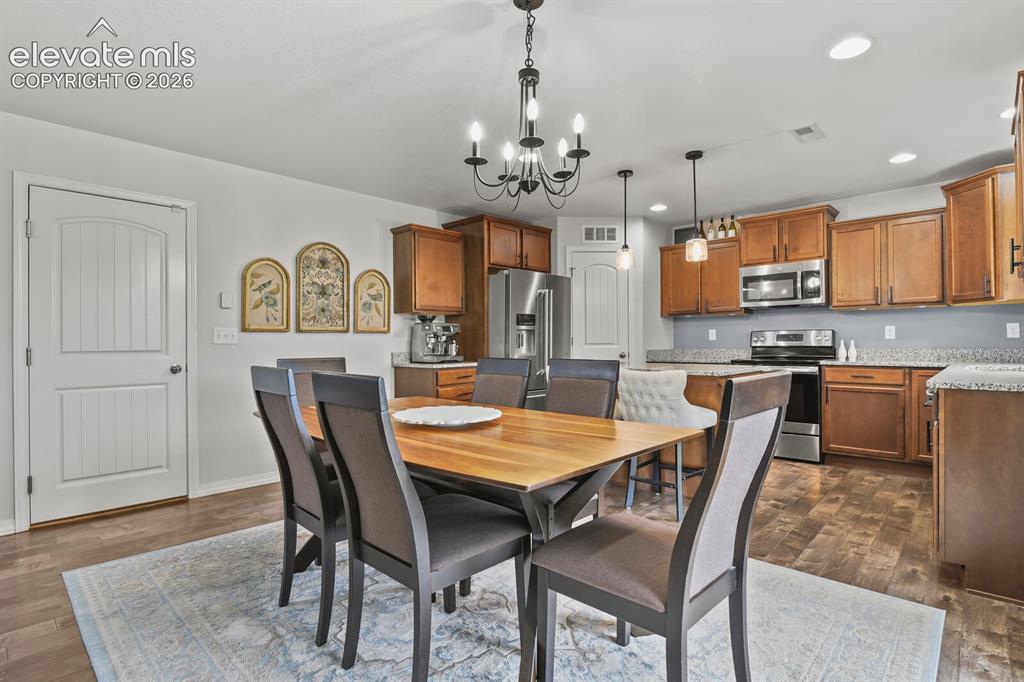 Image 11 of 38: Dining Area