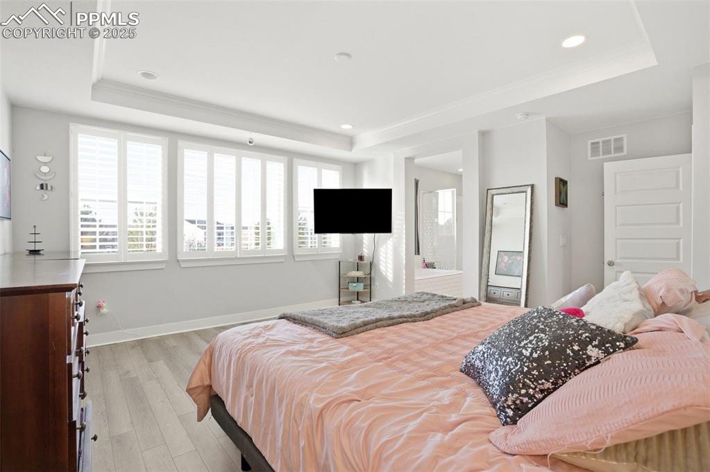 Image 15 of 49: Bedroom