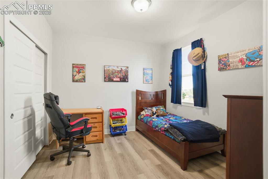 Image 19 of 49: Bedroom