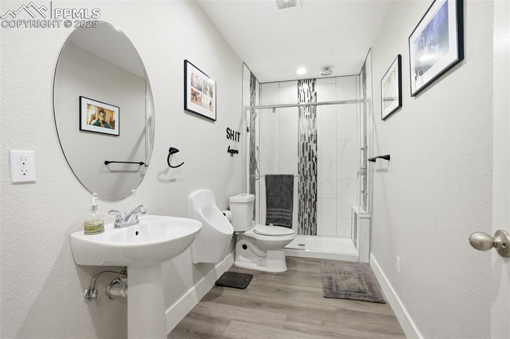 Image 31 of 49: Bathroom