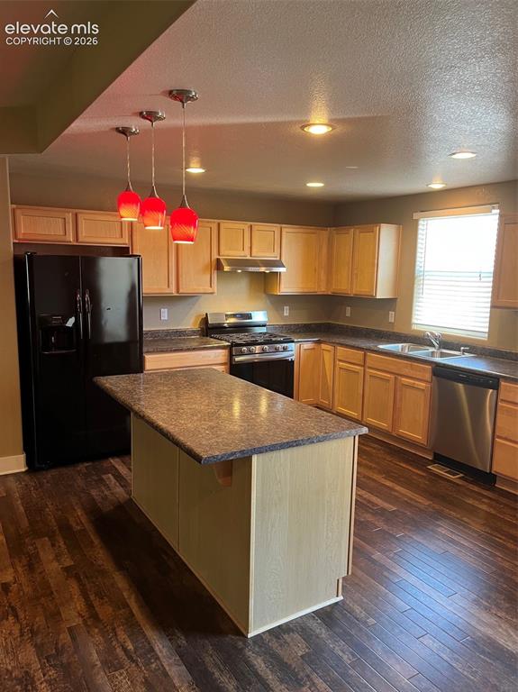 Image 10 of 38: Kitchen