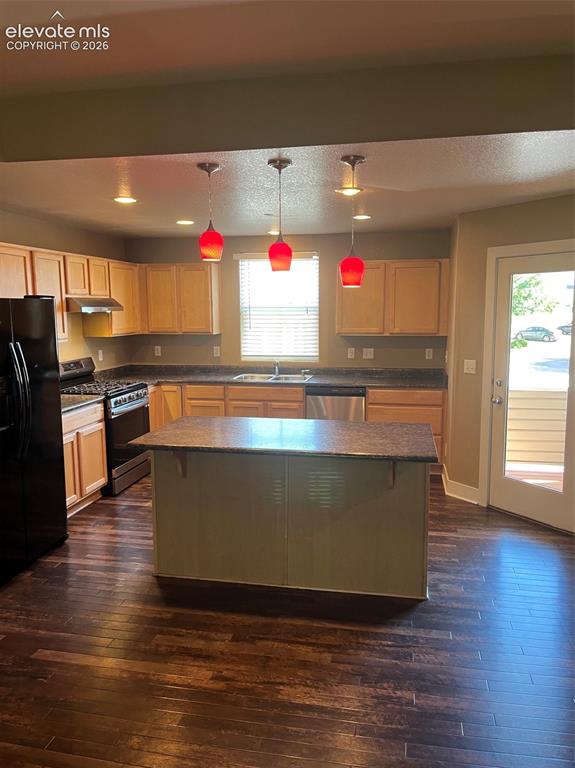 Image 11 of 38: Kitchen