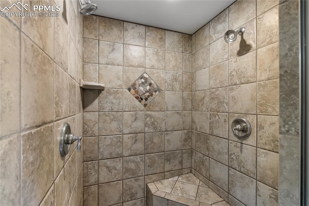 Image 14 of 24: Bathroom