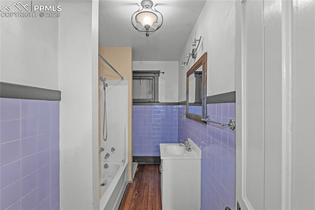 Image 16 of 24: Bathroom