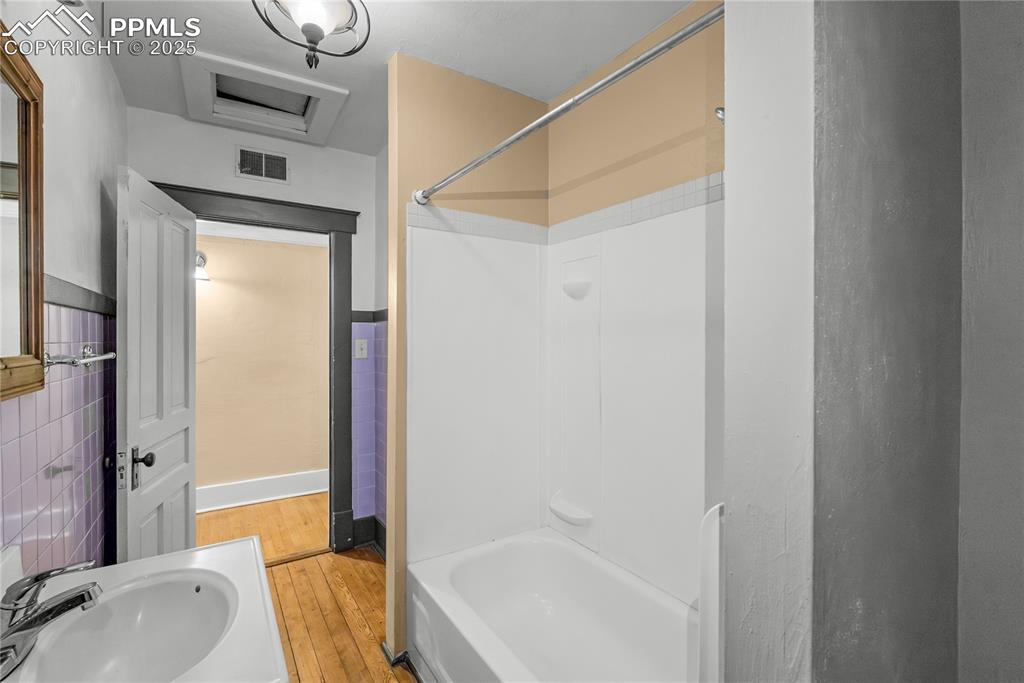 Image 17 of 24: Bathroom