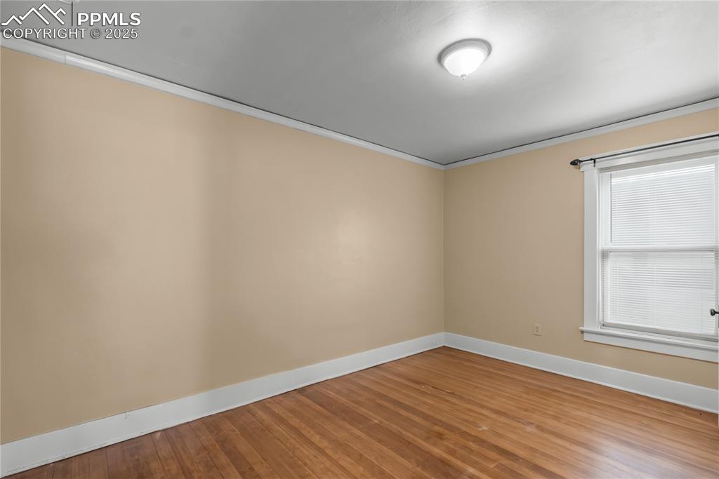 Image 18 of 24: Bedroom