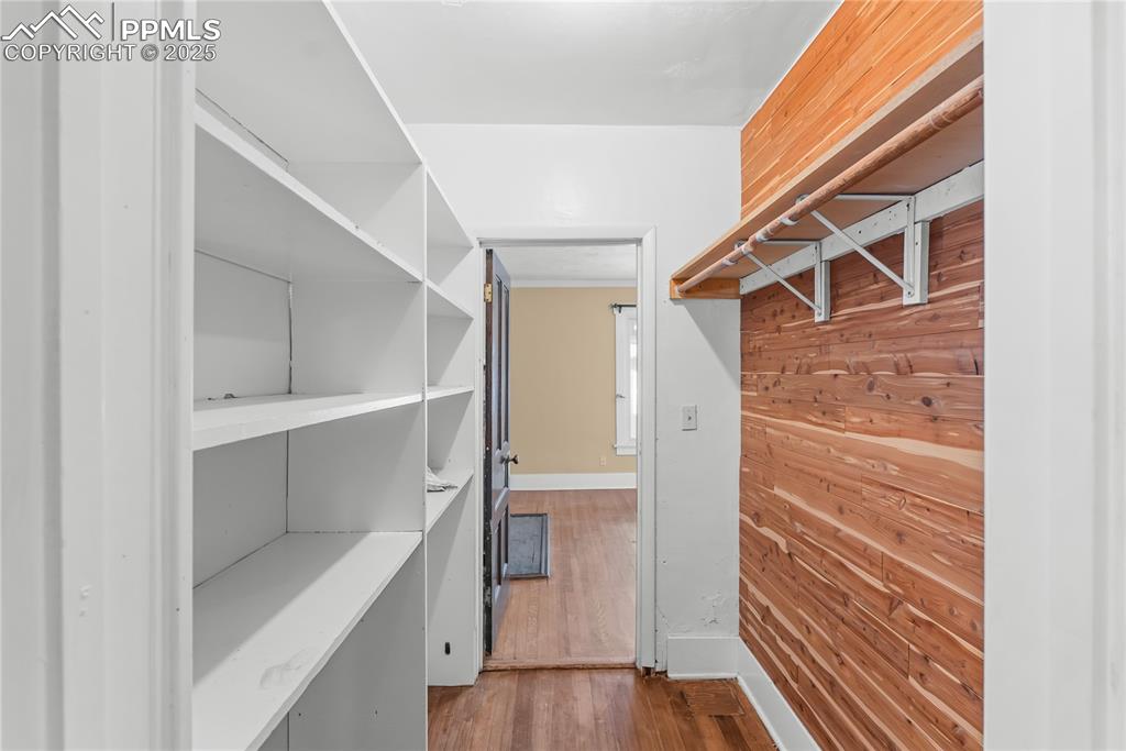 Image 19 of 24: Closet