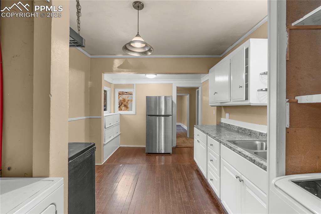 Image 7 of 24: Kitchen