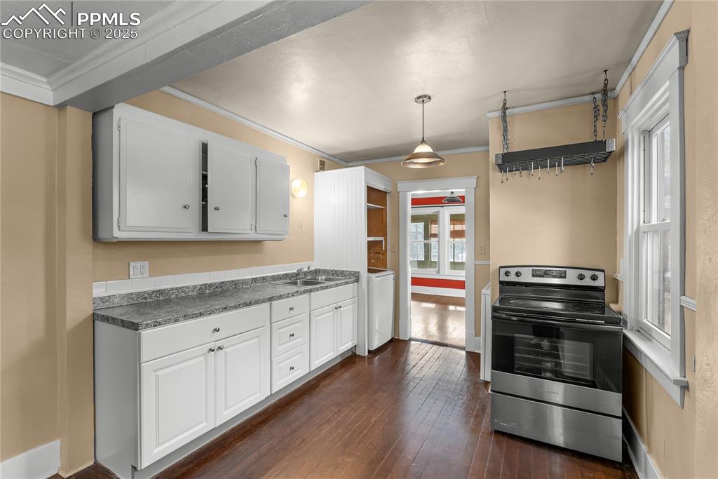 Image 8 of 24: Kitchen