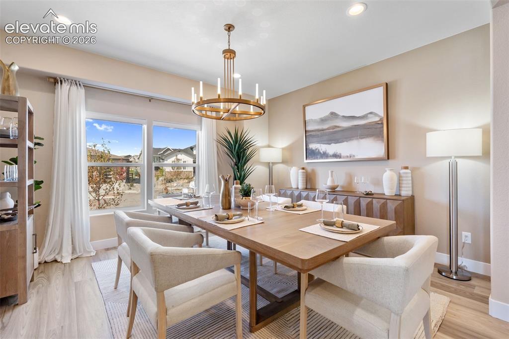 Image 5 of 50: Dining Area