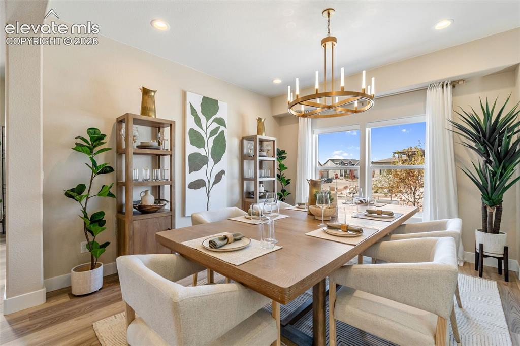 Image 6 of 50: Dining Area