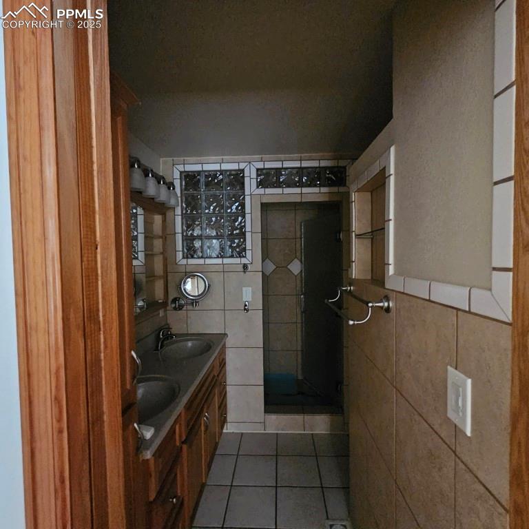 Image 11 of 16: Bathroom