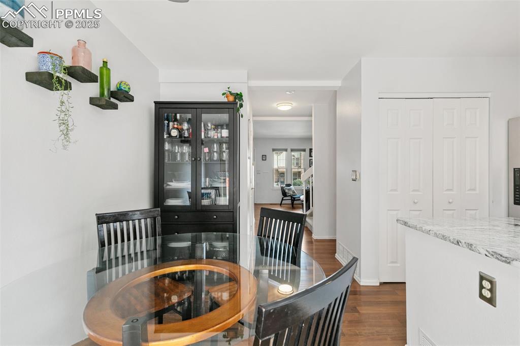 Image 10 of 35: Dining Area