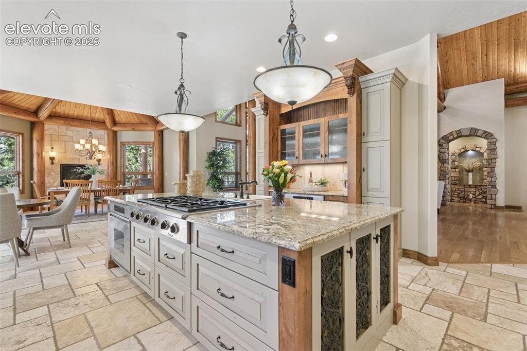 Image 10 of 50: Kitchen