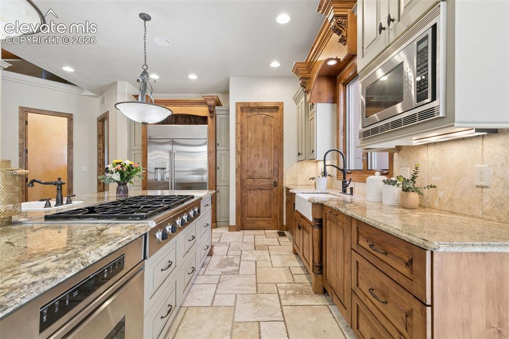 Image 12 of 50: Kitchen