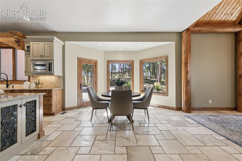 Image 14 of 50: Dining Area