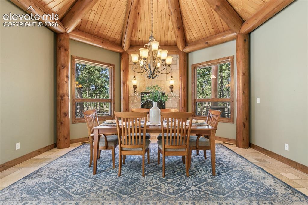 Image 16 of 50: Dining Room