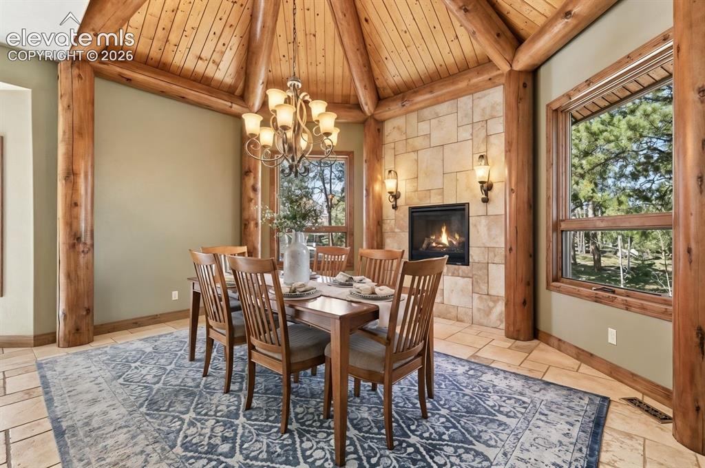 Image 17 of 50: Dining Room