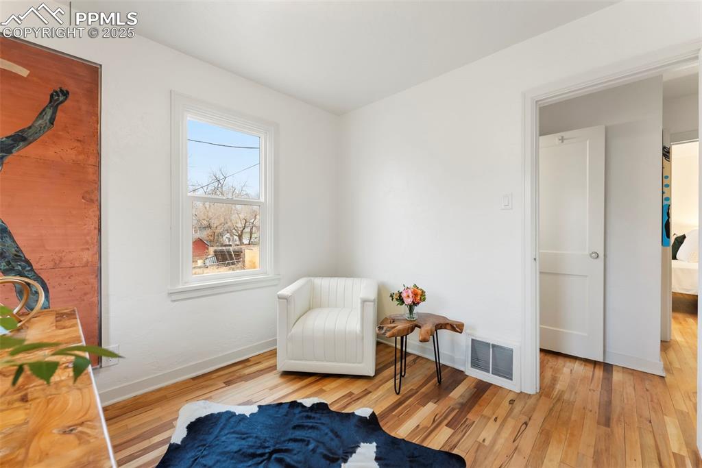 Image 16 of 31: Sitting Room