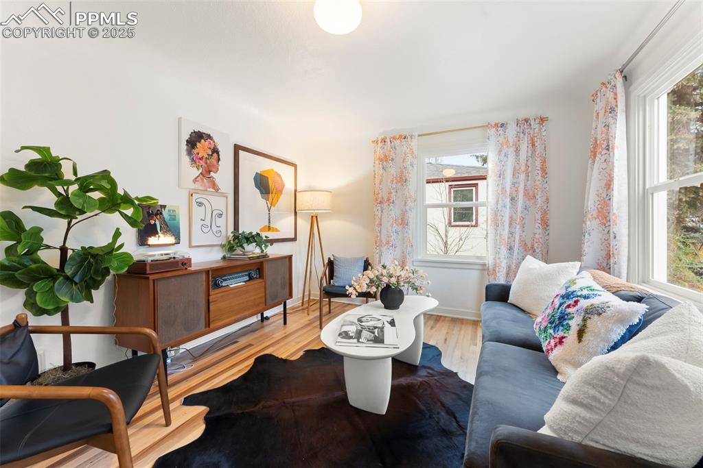 Image 2 of 31: Sitting Room