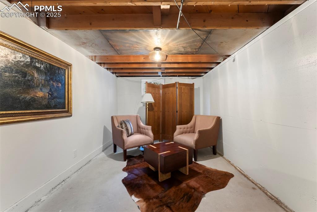 Image 22 of 31: Sitting Room