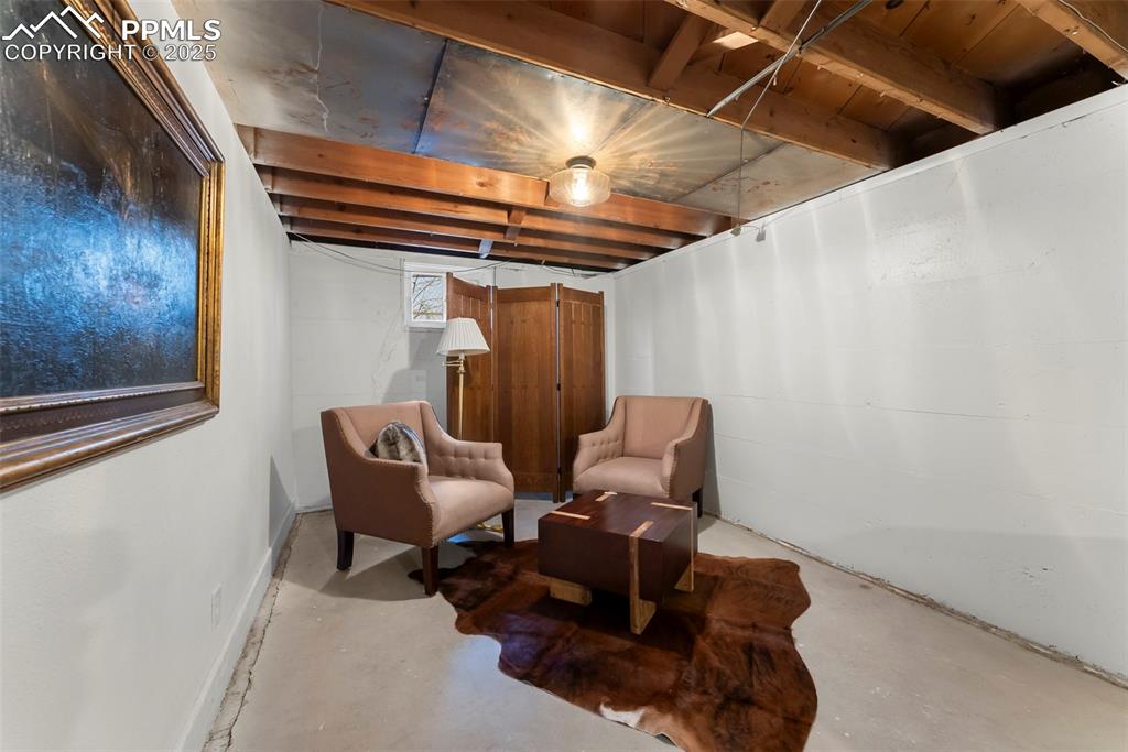 Image 23 of 31: Sitting Room