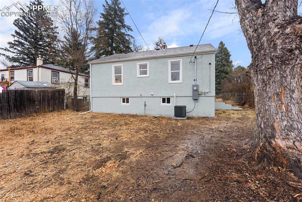 Image 27 of 31: Back of Structure