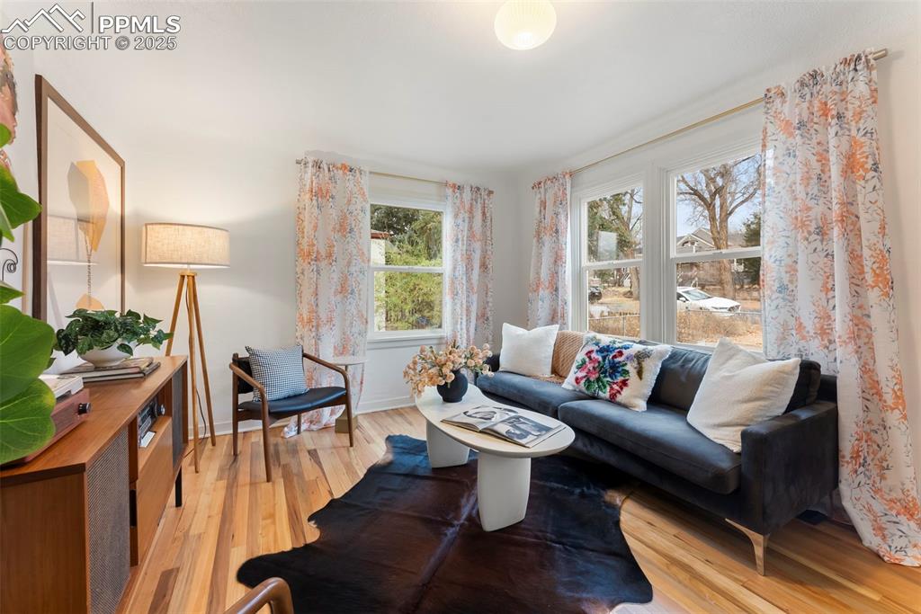 Image 3 of 31: Living Room