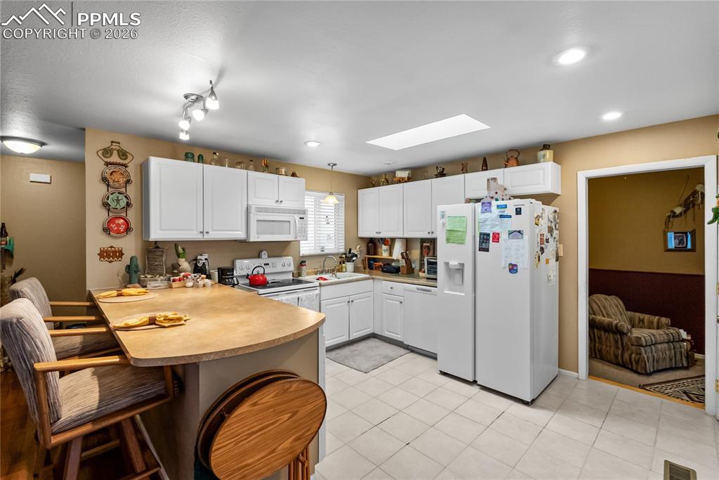 Image 11 of 32: Kitchen