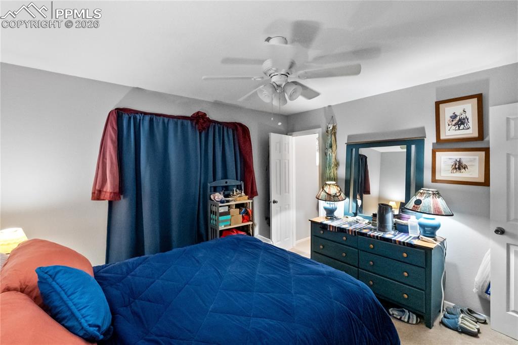 Image 18 of 32: Bedroom