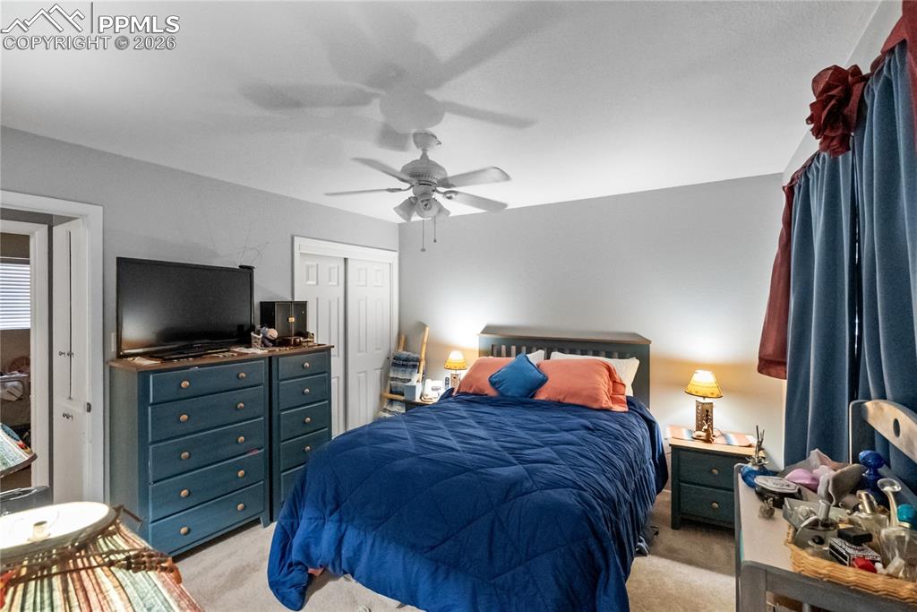 Image 19 of 32: Bedroom