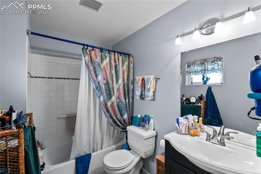 Image 20 of 32: Bathroom