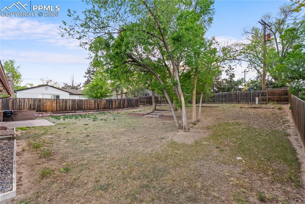 Image 24 of 32: Yard