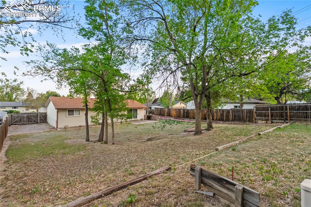 Image 25 of 32: Yard